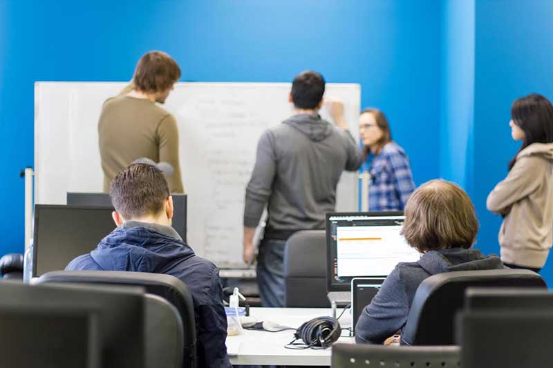 ¿Por qué deberías contratar graduados de Bootcamps?